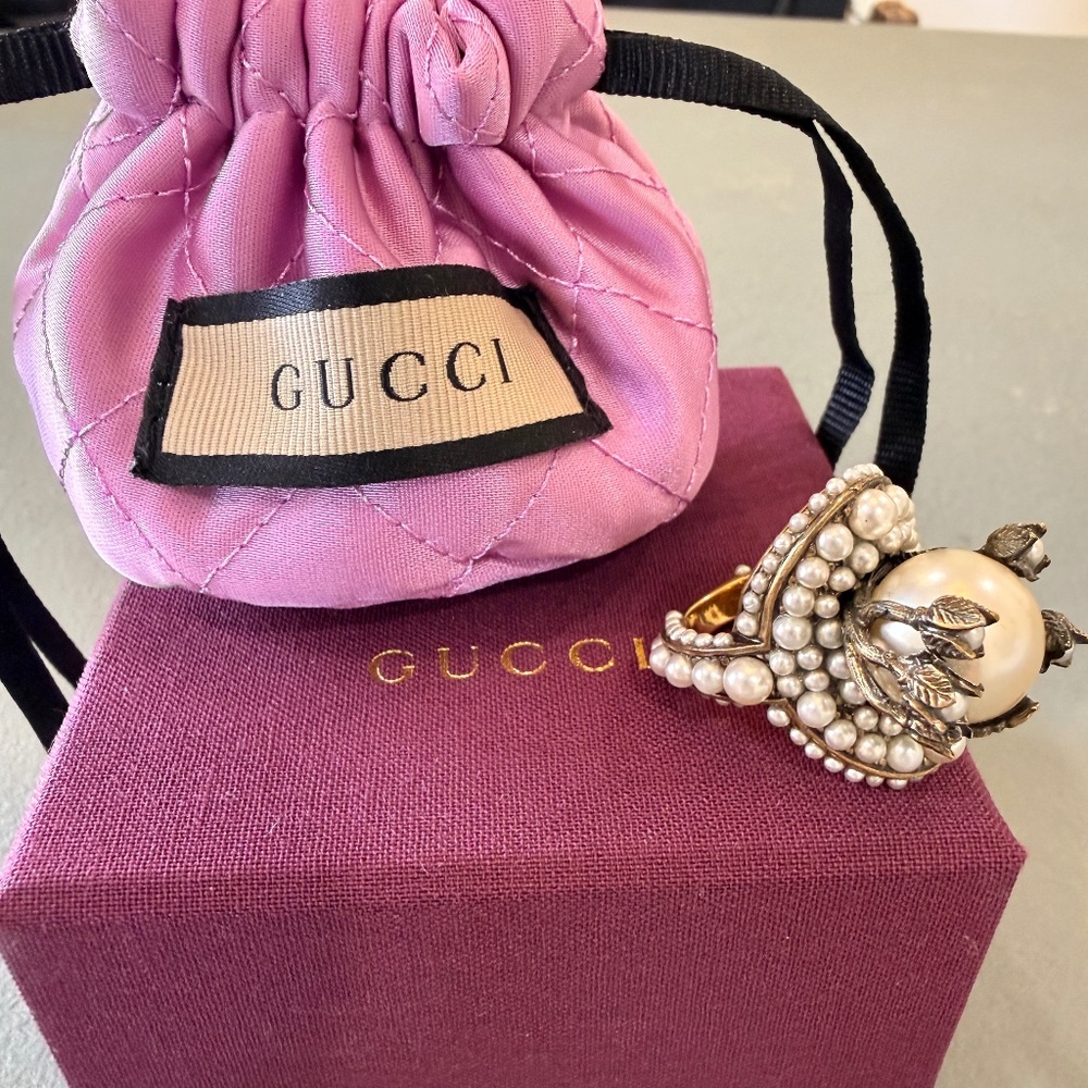 NEW Authentic Gucci Faux Pearl Ring Gold Tone with Flower Details box size 6.5